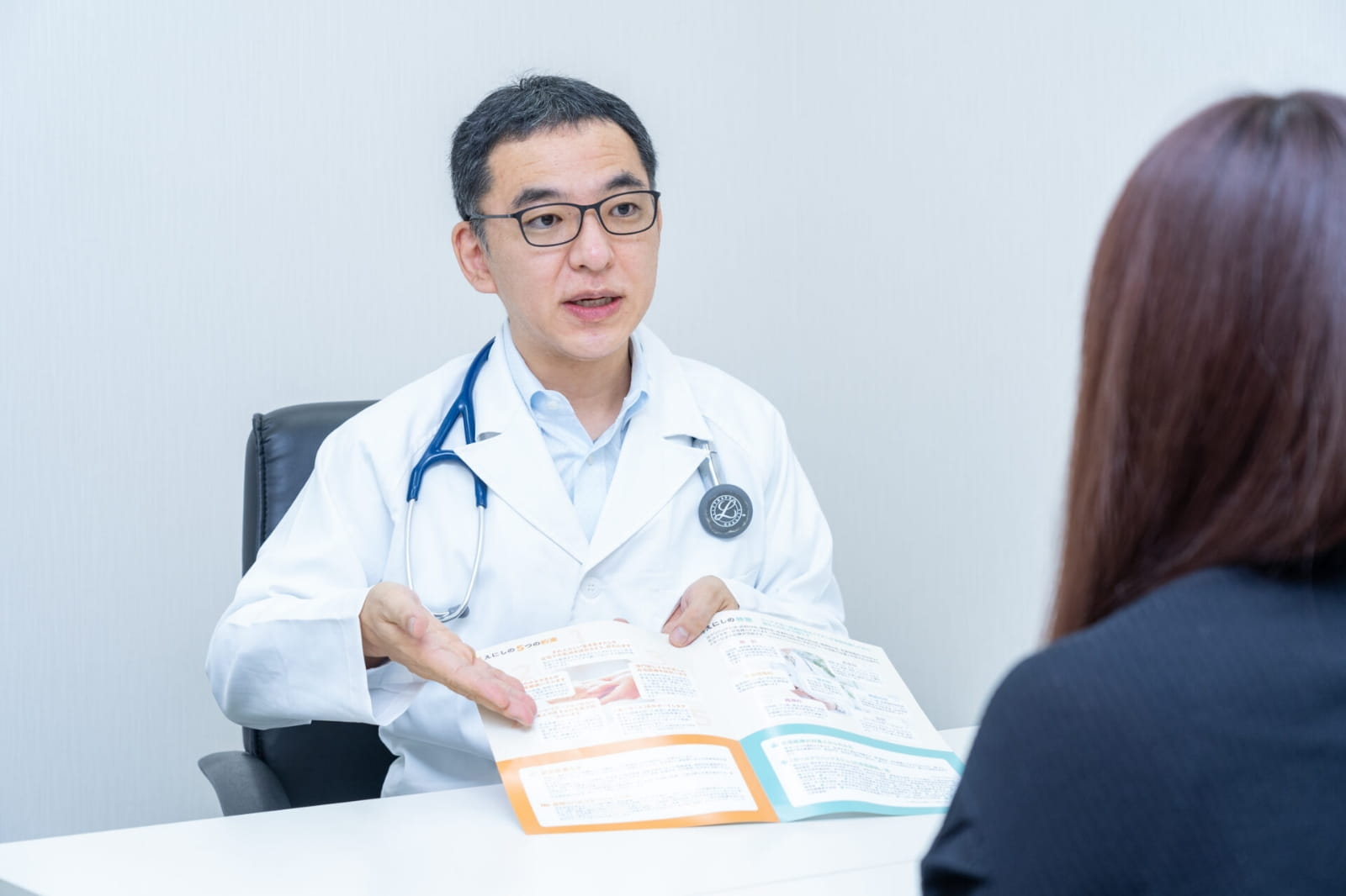 代表が説明をしています