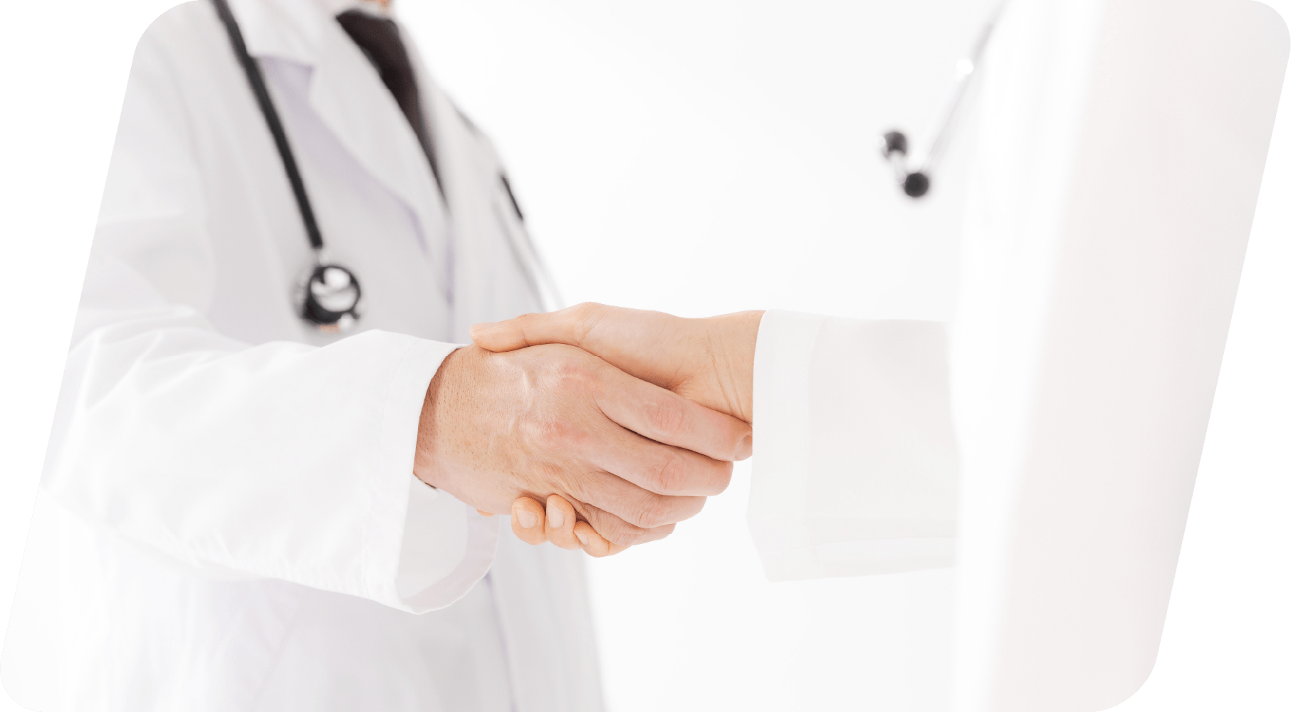 医師同士が手を取り合っています