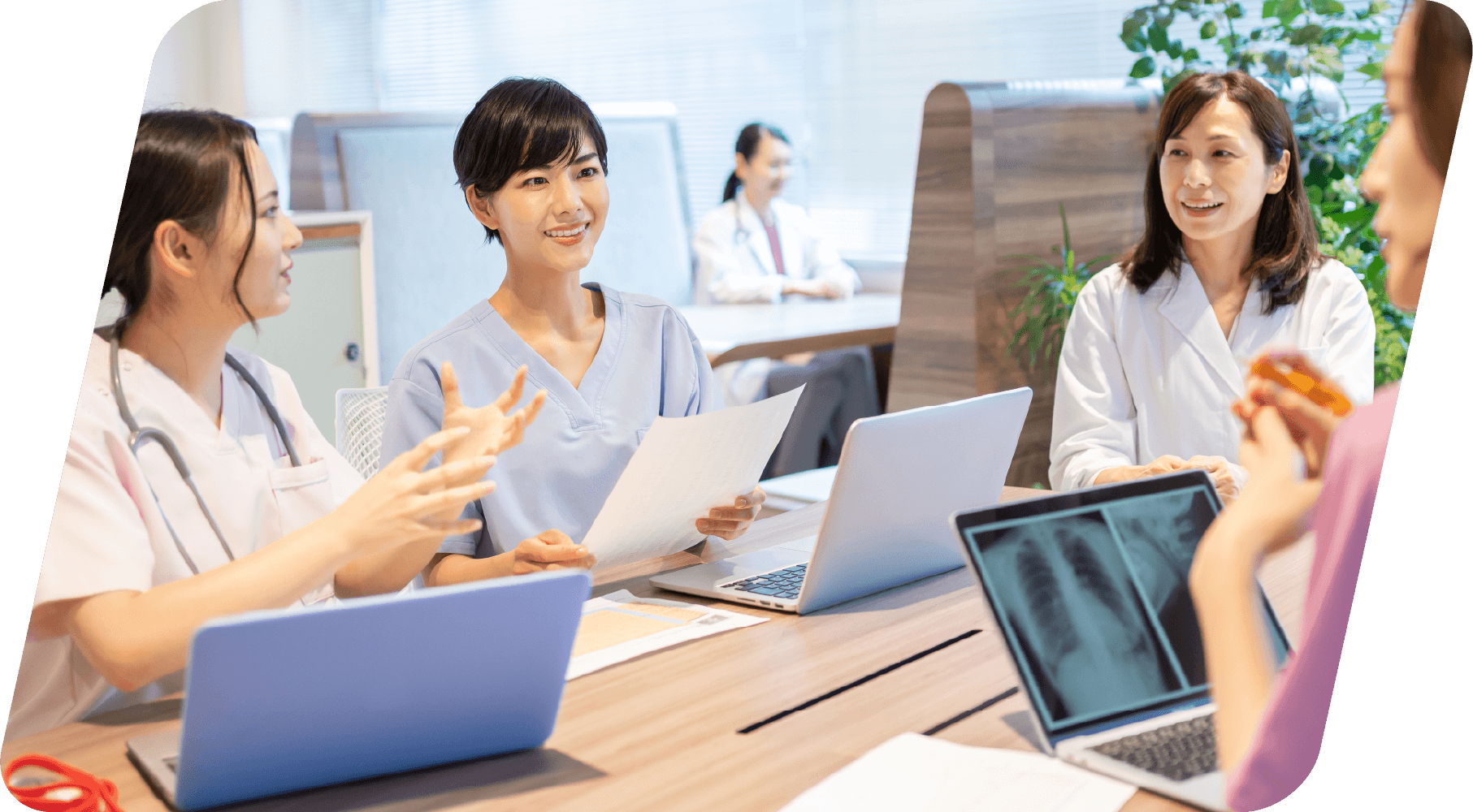 様々な職種のスタッフでミーティングを行なっています