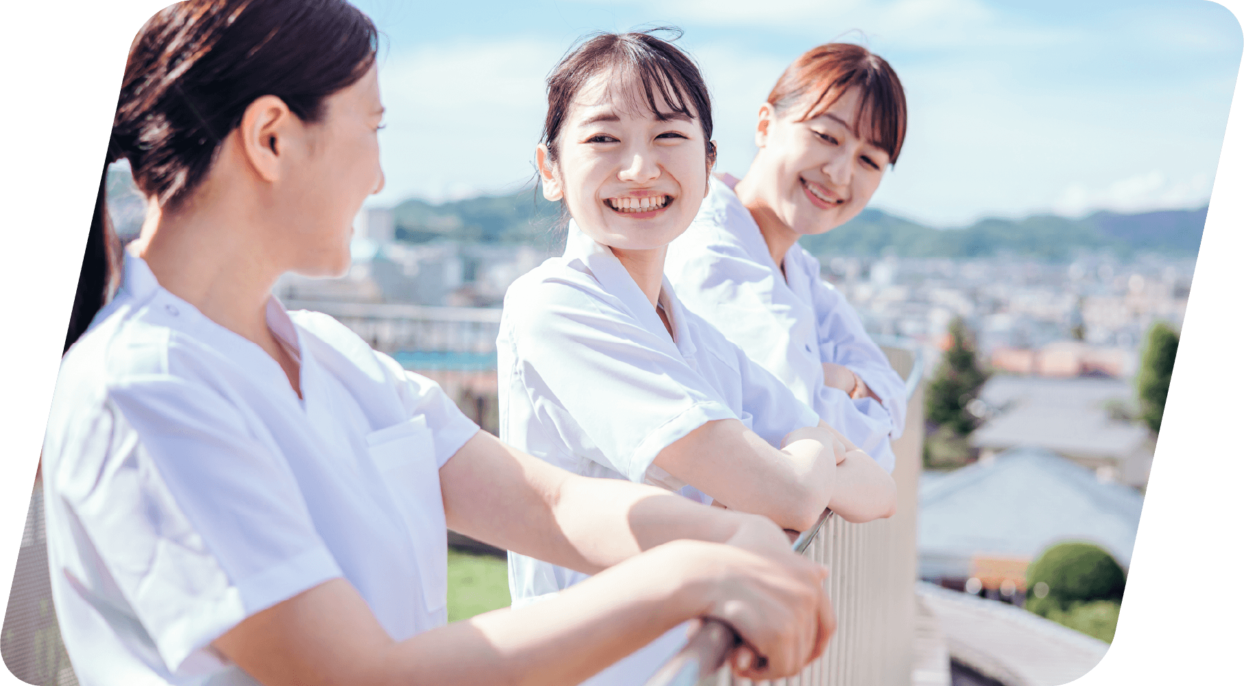 スタッフ同士が休憩中楽しそうに話をしています